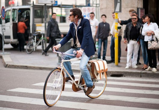 street_fashion_milano_man_riding_bicycle_hss
